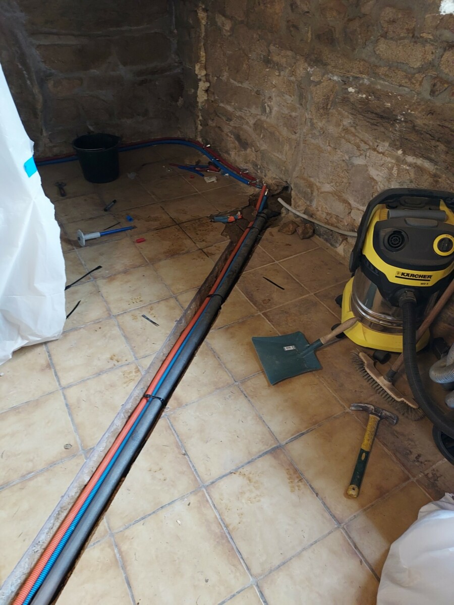 Lypc DEPANNEUR AGREE PONAST COTES DARMOR Passage De Tubes D Ecoulement Et Alimenation D Eau En Saignee 2