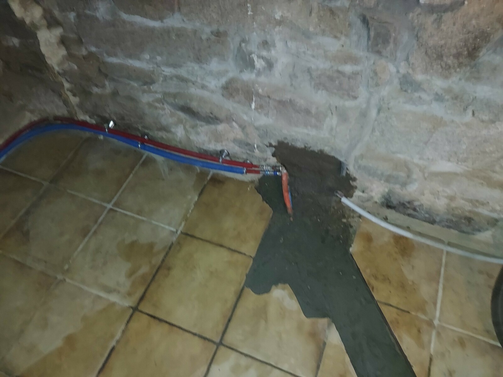 Lypc DEPANNEUR AGREE PONAST COTES DARMOR Passage De Tubes D Ecoulement Et Alimenation D Eau En Saignee 4